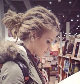 The crazy writer behind @TheShadowsQueen