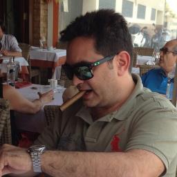 İstanbul'da bir barda, bir bardak şarap yanında