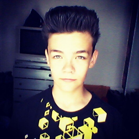 I love the walking dead! Follow me and I'll probably follow you back :) bbm: 2AE88D14 :D