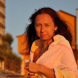 Ах, если бы я могла вырвать сердце у себя из груди, вырвать и бросить его на стремнину, чтобы не было больше ни муки, ни тоски, ни воспоминаний...