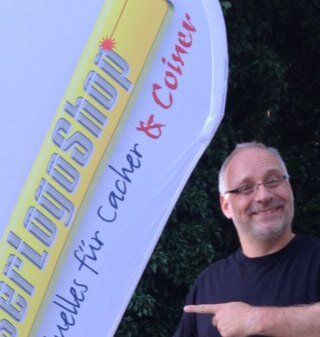 ...mit dem Lichtschwert unterwegs und zaubert im LaserLogoShop Individuelles für Cacher & Coiner (und normale Leute) Impressum : http://t.co/cam7pRtAc7