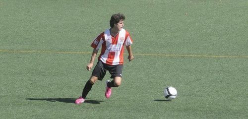 Estudiante de ADE en UAB, Jugador de fútbol , Amante del fútbol y de mi niña (L)