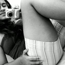Amo curti com as amigas;Sair no fim de semana;Sou muito brincalhona;E vivo cada momento da minha vida como se fosse o último