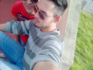 Soy el mejor novio que podria existir soy Apacionado, romantico , lindo , detallista , cariñoso y cocinero que mas pueden pedir ? :p