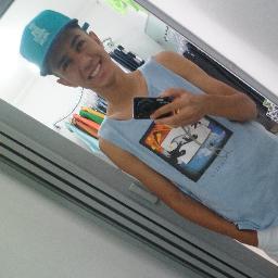 Sou: simpatico,chato as vezes , brincalhão,ciumento ao extremo ^^ & bonitinho :p & etc. kk