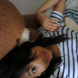 Uma garota malandra, amiga, companheira, chata, escrota irritada, filha da puta ( modo de dizer em mãe u.u ) e feliz . Segue se quiser. Não faço questão..