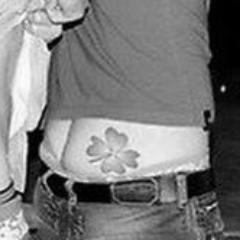 7 amis Quimpérois se sont faits tatouer un trèfle sur la fesse. AMAZING !