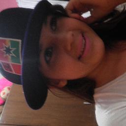 Quem quiser vencer na vida deve fazer como os seus sábios: Mesmo com a alma partida, ter um sorriso nos lábios.