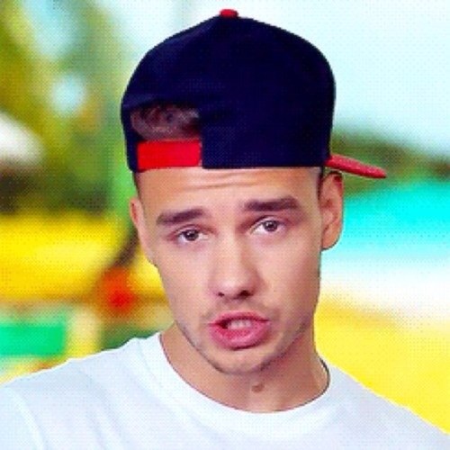 eye contact with liam & waving at niall IG: _madysmith