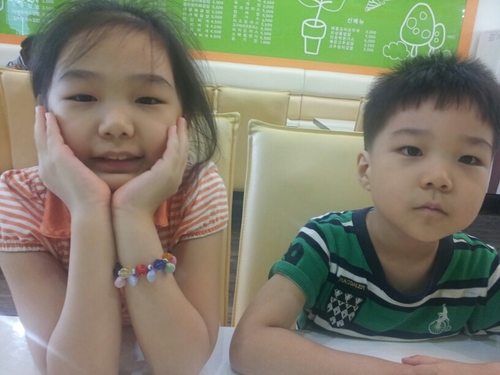 나이는 35. 4살 딸하나 3살 아들하나..키우느라 집밖에 모르는 아줌마... 
유일한 낙은 인터넷, 티비 드라마..