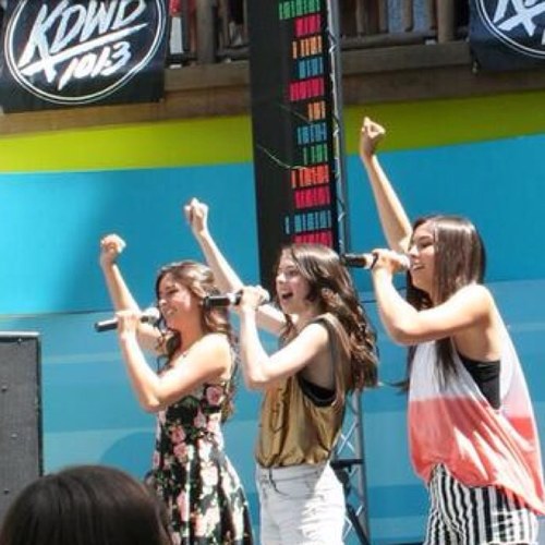 A Girl from Hawaii #CimFam Omg @LisaCim & @LaurenCimorelli Follows Me! July 1st is The Day :D @Cimorelliband CHANGED MY LIFE!!! I Love Them So Much!!