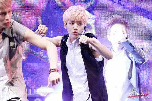 อันยองฮะ!ผมเสี่ยวลู่ห่านจากEXO-Mผมหล่อสุด น่ารักสุด ผมน่ารักผมสดใสฟอลมาคุยกับผมสิครับแล้วผมจะดูแลหัวใจคุณเองRT #_PlatinumFam ที่รักผม @ZEIO96_BAP