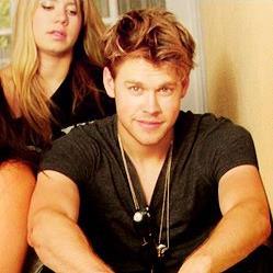 Just a small town girl,livin' in a lonely world..
Glee and One Direction lover.