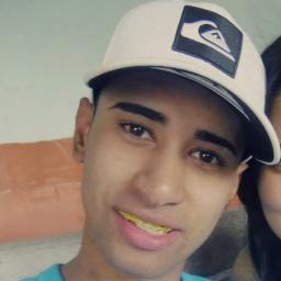 Queria ser uma lagrima em teus olhos nascer em tua
Face correr e em seus labio