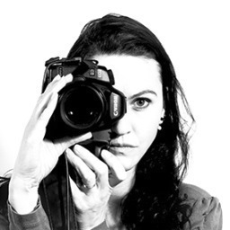Dindi van der Hoek graduated at the Willem de Kooning Academy and developed a photographic portfolio with unique images which are shot under water.