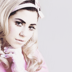 27. Idle teen. Soy perfecta, lo sabemos. I'm not a robot. Electra Heart. I'm only happy when I'm on the run I break a millions heart just for fun. {Fake}