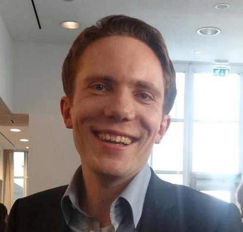 Woont & werkt in Den Haag. Jurist & bestuurskundige. Ambtenaar met politieke belangstelling.