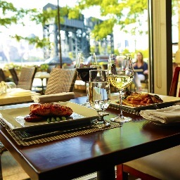 Located on the East River in Long Island City, NY, Riverview Restaurant & Lounge offers waterfront dining, chic New American cuisine & stunning Manhattan views.