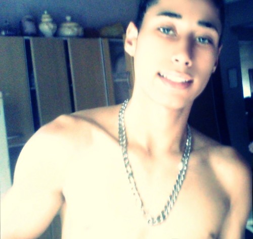• 'Biografia {?} Fala sério! Como vou resumir minha vida aki no twitter? ;P