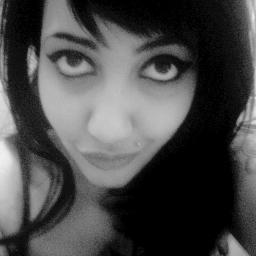 20 anos,apaixonada pelo namorado,e ama tudo sobre a Segunda Guerra. ♥