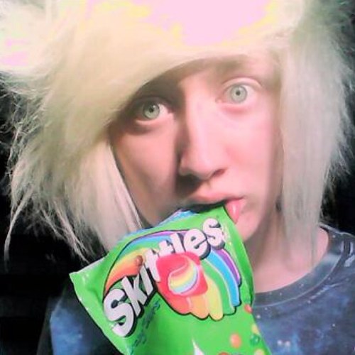 Aye, loveys!x I'm VeeOneEye's Fanpage!c: 
He's a yeti • Pro Tree Climber • Monster Energy Enthusiastic • And An Amazing YouTuber! c: Lots of love to followers!x