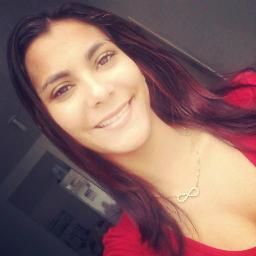 uma menina de 18 anos , apaixonada por Deus , não vive sem família e sem amigos, chorona , qee ama sair e bagunçar haha'
