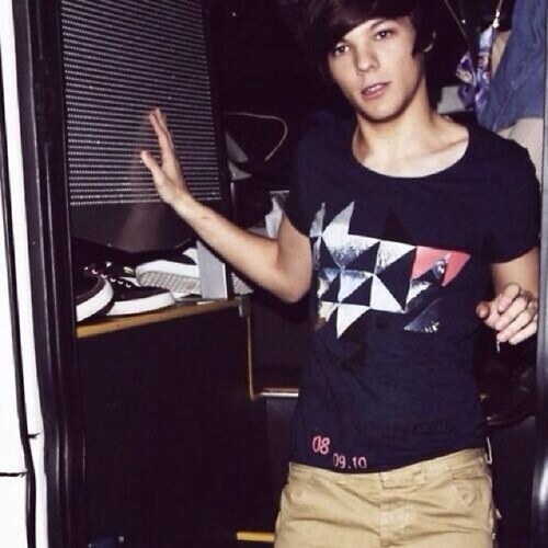 Hi!! im louis i like skateboarding and singing oh! And i think i might like boys(: i love my brother a lot he's the best(: @BigKid_Malik