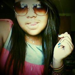 ' 13 anoos , Ariana , Chata ,
         Um garoota humilde, Procurando a Felicidade ! 
                                 *-------*