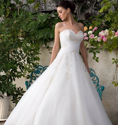 Calin Events is one of the leading Romanian bridal gown and accessories manufacturer .
