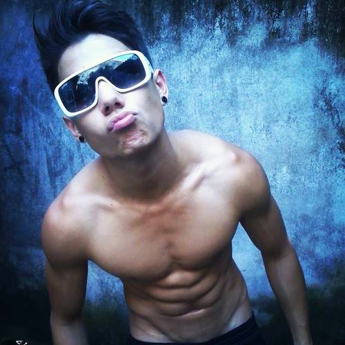 18 anos , ando de de longg , malho , moro em rj , sou SANTISTA ! . tudo que eu quero é ser feliz ;] , gostou? follow-me :))