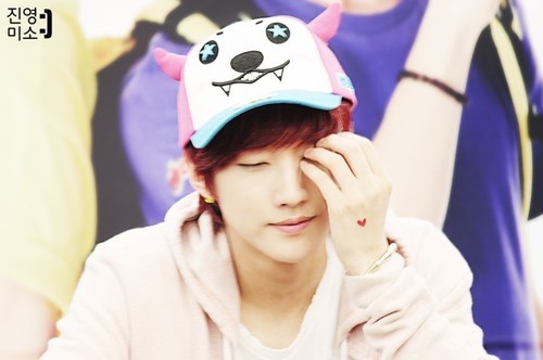!Leader-Vocal JINYOUNG [정진영]*tiptOpFam 
Birthday19911118 
OPbot 250513 : Real @_jinyoung911118
