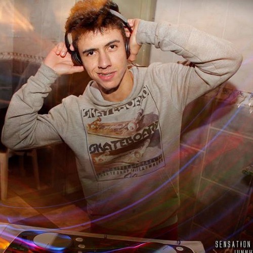 Jovem sonhador, hoje se tornou um grande Dj de seus sonhos, seu nome está sendo reconhecido.