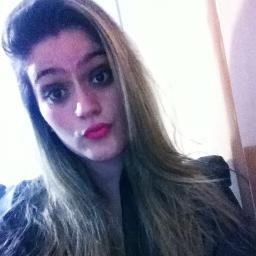 Sabe qual a diferença entre nós duas? a minha beleza não sai com água e sabão. :*