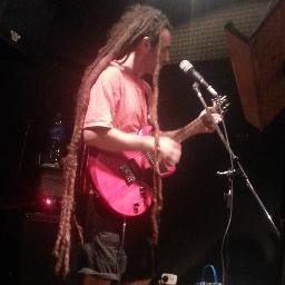 Guitarrista y Cantante de OdaSalvaje, Zule siempre en mi corazón, Hincha de Boca, 5 de Pajaritos enojados, orgulloso tio de Santino y Alessandro y Felipiño.
