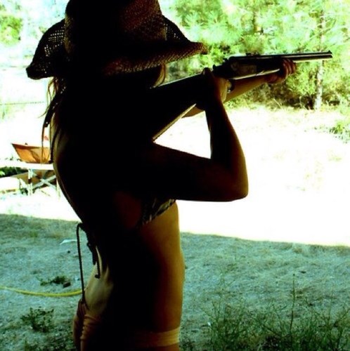 Southern Born and Raised! Hunting , Fishing , mudding is my way of life. Follow me! Proverbs 31:30