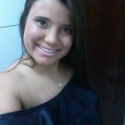 capricorniana,olhos castanhos claro , ensino médio, adora escrever,talvez faça psicologia na faculdade,é indecisa.