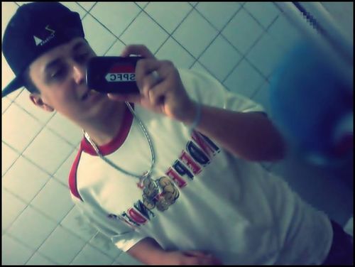 Ciumento , sao-paulino fanático , chato , ignorante , amigo e é isso memo , Pequena ♥
