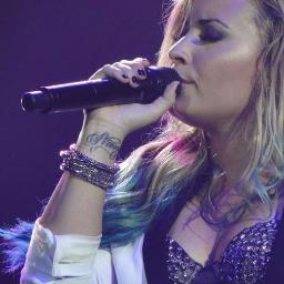 One Dreamer,a warrior,and Live While We're Young
Directioner-Lovatic-Smiler-Belieber ♥