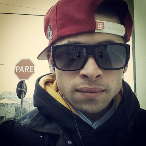 Quem se descreve se limita. Não me siga porque também estou perdido ;)