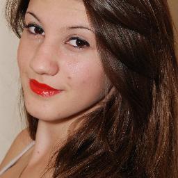 Sou a perfeita,Mas tambem sou o imperfeita. Sou o contraste e a contradição.Sou a complexidade do mundão tenho Duas paixões o Lucas Dias e o timão :P