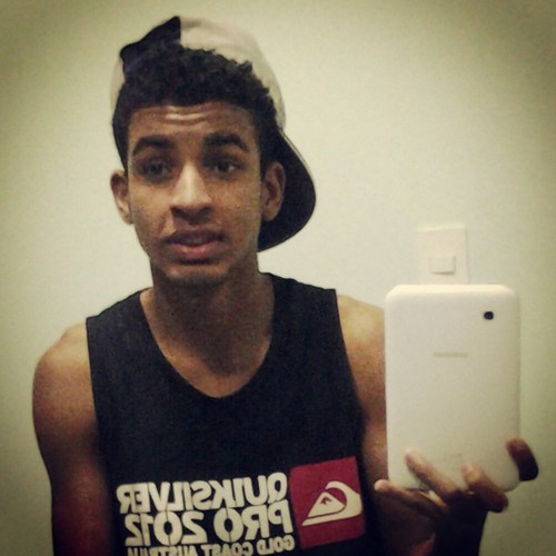 Estudante, 17 anos, gosto muito de Pagodes, futebol, conversar, #Deus #mulequeconquista  J e s n e y  O l ii v e ii r a ...