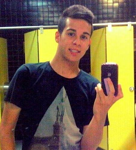 Me encanta el futbol, acer reiir a la gente y sobre todo estar con la persona qe mas Amo.