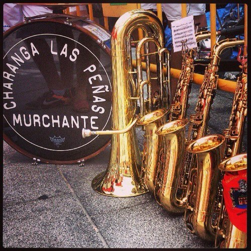 Somos un grupo de gente aficionada a la música, con ganas de pasarlo bien y de que disfruten con nosotros.