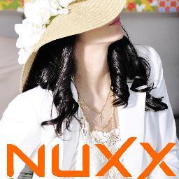 A marca nasceu em 2009 para um público feminino que busca criatividade, tendências de moda e sensualidade.