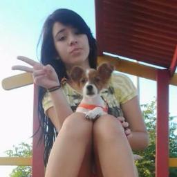 I am Simpática, extrovertida , Romântica & brincalhona. (: