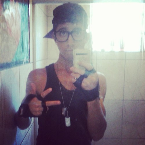 sou sincero, divertido, feio *_* e amo minhas chatas @1PS1C0PATA e @tita_lesb