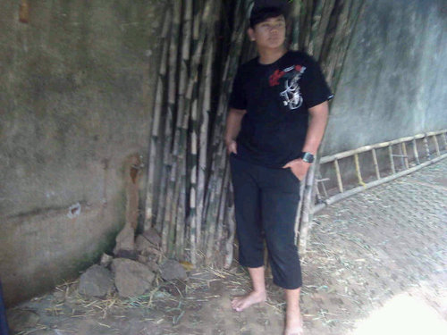 Ini gaya gue yang apa adanya bukan di buat-buat.