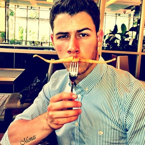 Heyooo Nikimonsters!!! Ini dia multi-instrumentalist handal dari grup Monas Brothers, Nicholas Jereng Monas!!! Parodi dari @nickjonas lohya, bukan hater