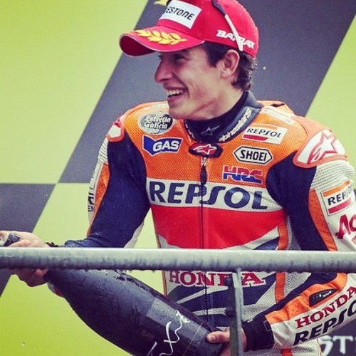 Bienvenidos al club de FANS de Marc Márquez.
Nació el 17 de Febrero de 1993en Lérida(Cataluña) ,  es un piloto español de motociclismo. Tiene un hermano.