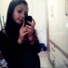 Ela é chata. Ela é feia. Ela é irritante. Ela sou eu.